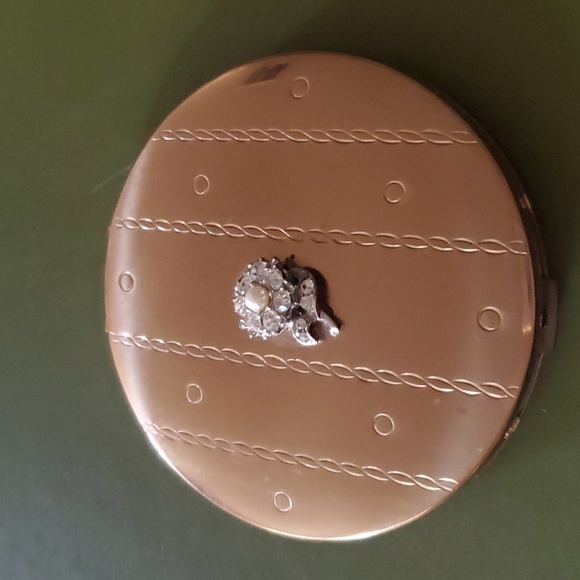 Volupte' Vintage Beautiful Compact - Picture 1 of 7